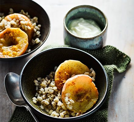 https://www.pontalo.net - Slow cooker spiced apples with barley