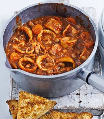 https://www.pontalo.net - Squid & pinto bean stew with garlic toasts