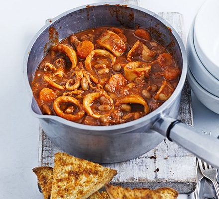 https://www.pontalo.net - Squid & pinto bean stew with garlic toasts