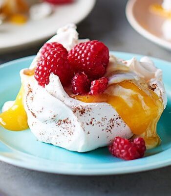 https://www.pontalo.net - Star anise meringues with mango coulis & raspberries