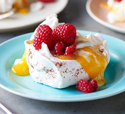 https://www.pontalo.net - Star anise meringues with mango coulis & raspberries