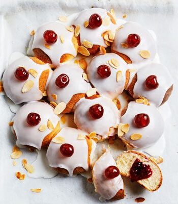 https://www.pontalo.net - Sticky cherry bakewell buns