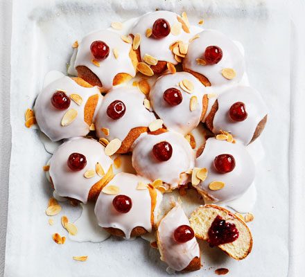 https://www.pontalo.net - Sticky cherry bakewell buns