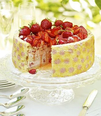 https://www.pontalo.net - Polka-dot strawberry cake