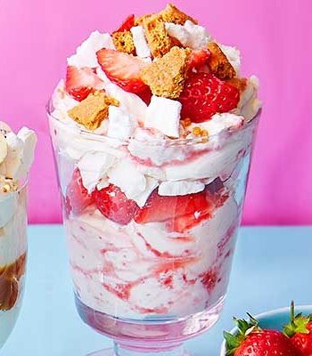 https://www.pontalo.net - Strawberry cheesecake Eton mess