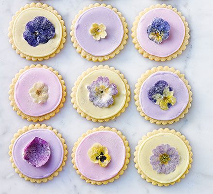 https://www.pontalo.net - Sugared flower shortbreads