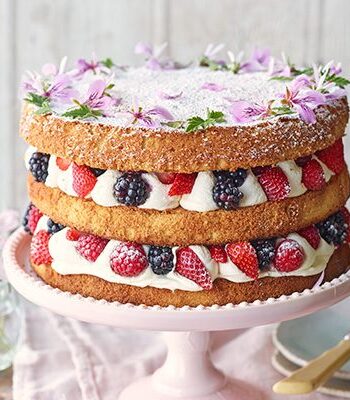 https://www.pontalo.net - Summer berry cake with rose geranium cream