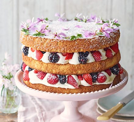 https://www.pontalo.net - Summer berry cake with rose geranium cream