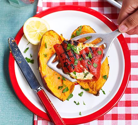 https://www.pontalo.net - Sweet potatoes with red pepper & halloumi