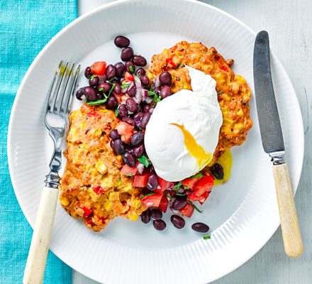 https://www.pontalo.net - Sweetcorn fritters with eggs & black bean salsa