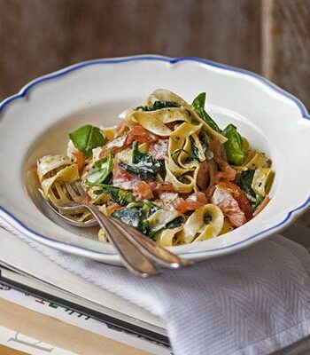 https://www.pontalo.net - Lemony smoked salmon & spinach tagliatelle