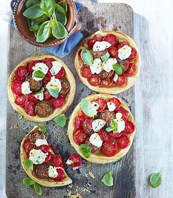 https://www.pontalo.net - Tomato tarts with roasted garlic & goat’s cheese