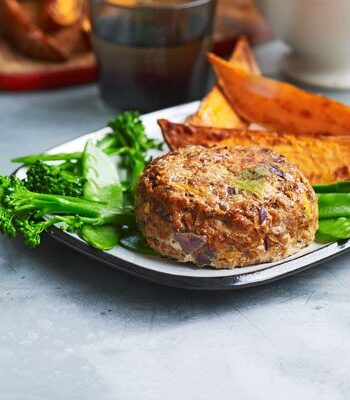 https://www.pontalo.net - Turkey burger with sweet potato wedges