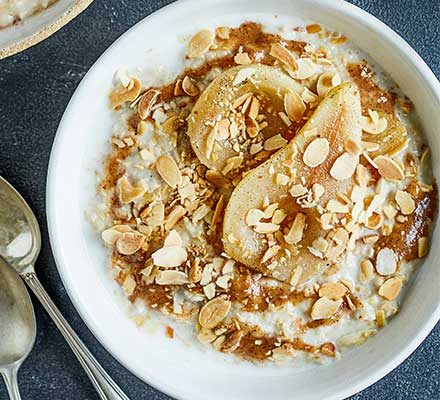 https://www.pontalo.net - Vanilla poached pears with almond butter porridge topping