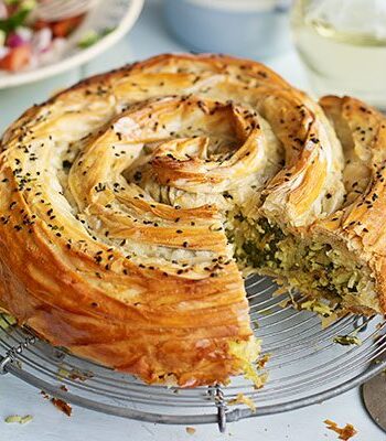 https://www.pontalo.net - Veggie spiral pie with spiced tomato sauce & chopped salad