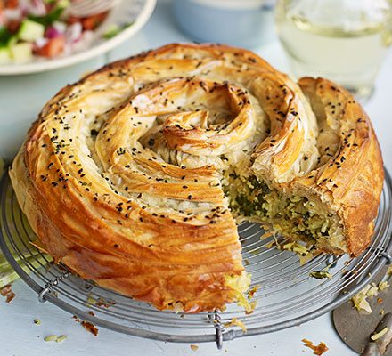 https://www.pontalo.net - Veggie spiral pie with spiced tomato sauce & chopped salad