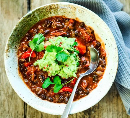 https://www.pontalo.net - Mexican bean soup with guacamole