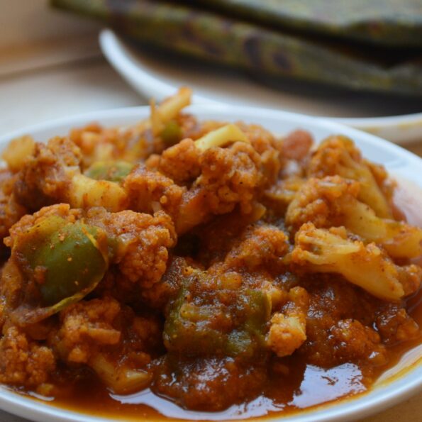 https://www.pontalo.net - Achari Gobi Shimla Mirch Ki Sabzi Recipe - Capsicum And Cauliflower Sabzi