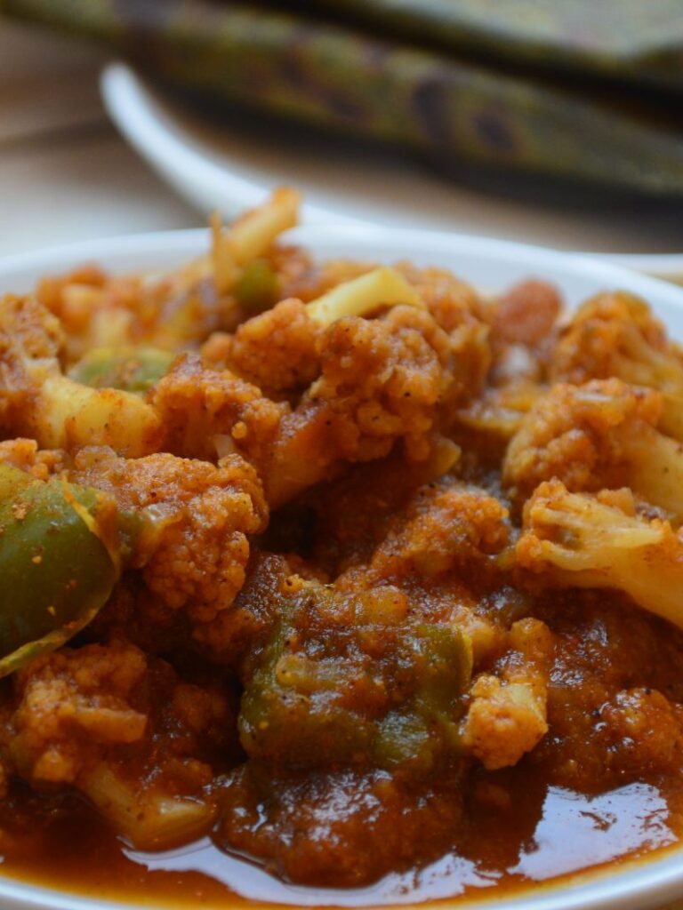 https://www.pontalo.net - Achari Gobi Shimla Mirch Ki Sabzi Recipe - Capsicum And Cauliflower Sabzi