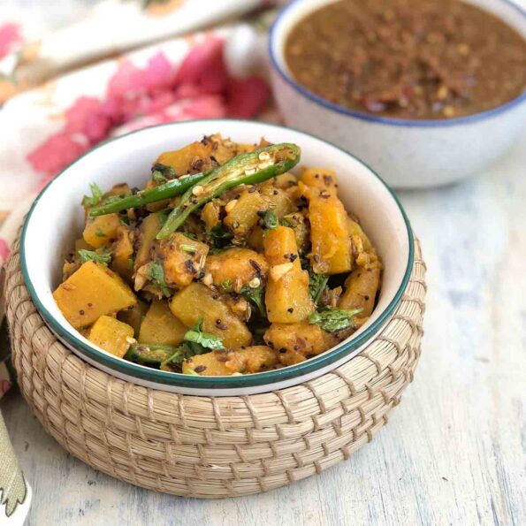 https://www.pontalo.net - Achari Kaddu Ki Sabzi Recipe