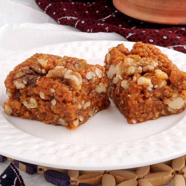 https://www.pontalo.net - Akhrot Ka Sheera/Halwa Recipe - Walnut Pudding/Fudge Recipe