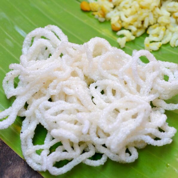 https://www.pontalo.net - Akki Peni Sandige Recipe - Rice idiyappam Fryums