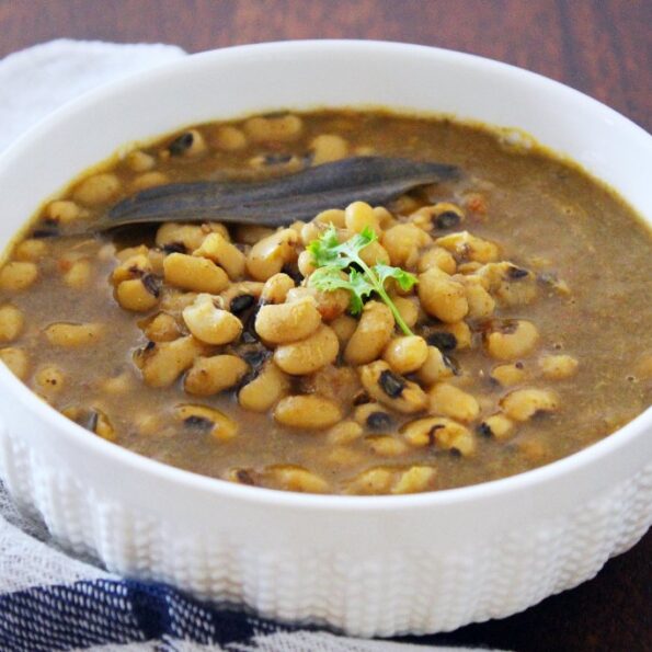 https://www.pontalo.net - Alasande Kaalu Saaru Recipe (Malnad Style Black Eyed Beans Curry)