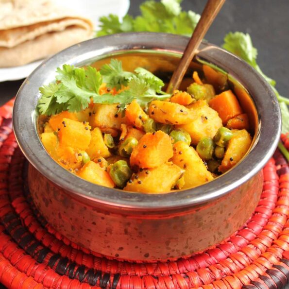 https://www.pontalo.net - आलू गाजर मटर की सब्ज़ी रेसिपी - No Onion And No Garlic Aloo Gajar Matar Ki Sabzi (Recipe In Hindi)