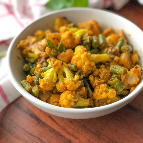 https://www.pontalo.net - Spicy & Masaledar Aloo Gobi & Beans Tawa Sabzi Recipe