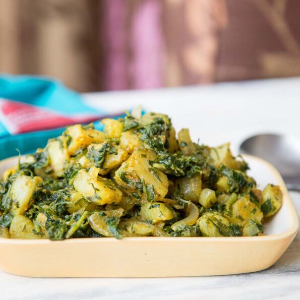 https://www.pontalo.net - आलू पालक की सब्ज़ी रेसिपी - Sautéed Potatoes With Spinach (Recipe In Hindi)