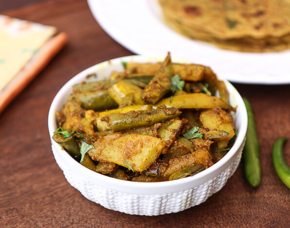 https://www.pontalo.net - आलू परवल की सुखी सब्ज़ी रेसिपी - Potato And Pointed Gourd Sabzi (Recipe In Hindi)