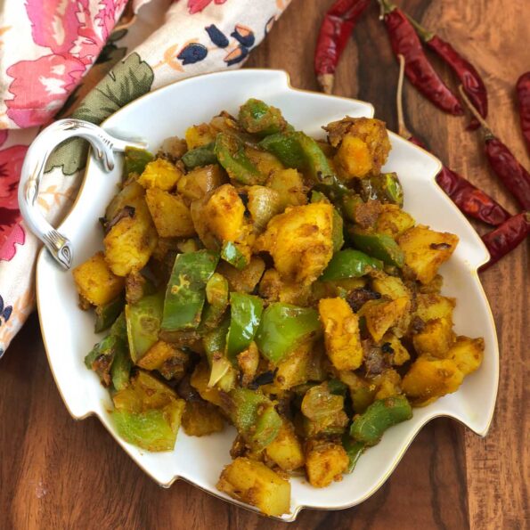 https://www.pontalo.net - Aloo Simla Mirch Ki Sabzi Recipe - Aloo & Capsicum Sabzi