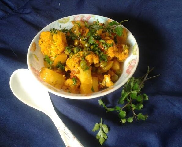 https://www.pontalo.net - आलू गोभी मटर की सब्ज़ी रेसिपी - Aloo Gobhi Matar Ki Sabzi (Recipe In Hindi)