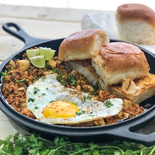 https://www.pontalo.net - Delicious Breakfast Anda Ghotala Recipe With Butter Pav