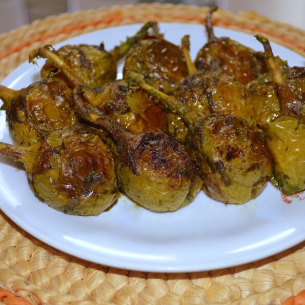 https://www.pontalo.net - Andhra Style Vankaya Kothimeera Karam Koora Recipe