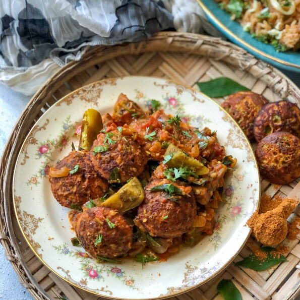 https://www.pontalo.net - Vankaya Pakodi Koora Recipe - Andhra Style Brinjal Pakora Curry