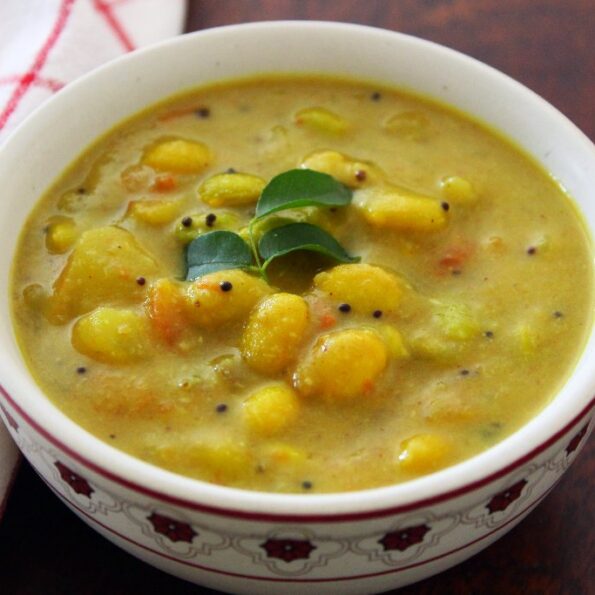 https://www.pontalo.net - Karnataka Style Avarekalu Sagu Recipe-Hyacinth Beans/ Mochai Kurma