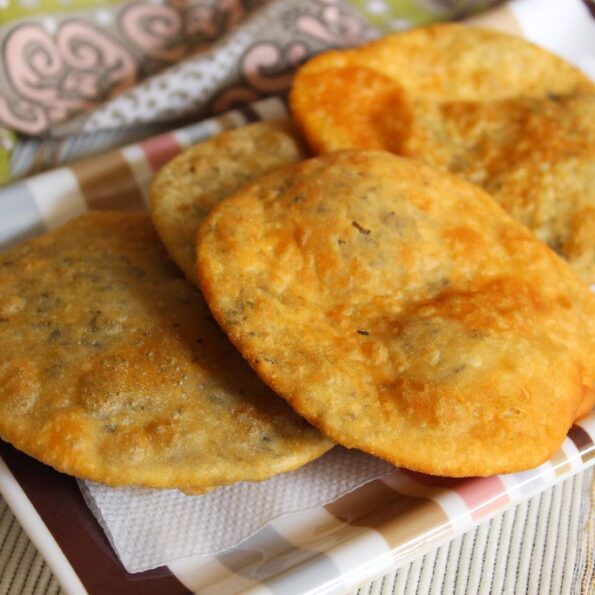 https://www.pontalo.net - Babru Recipe (Himachali Black Gram Stuffed Bread)