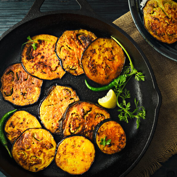 https://www.pontalo.net - Begun Bhaja Recipe (Bengali Style Spiced And Fried Aubergine Slices)