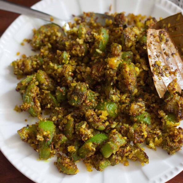 https://www.pontalo.net - Bengali Jhinge Narkol Chenchki Recipe - Stir Fried Ridge Gourd With Coconut