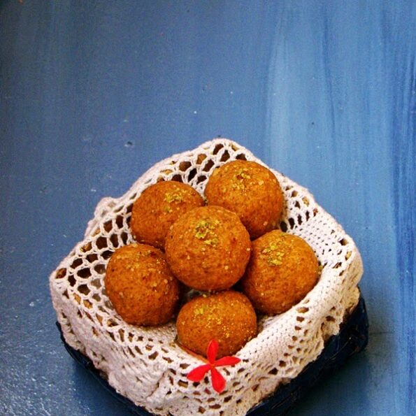 https://www.pontalo.net - Besan Oats Ladoo Recipe