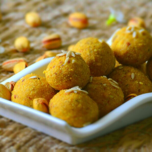 https://www.pontalo.net - Besan Ke Laddu Recipe