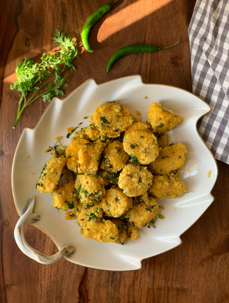 https://www.pontalo.net - Bhaat Na Muthiya Dhokla Recipe | Gujarati Farsan | Snack