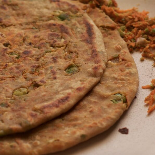 https://www.pontalo.net - Carrot Matar Paratha Recipe