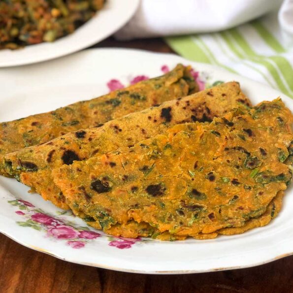 https://www.pontalo.net - Carrot Methi Jowar Thepla Recipe