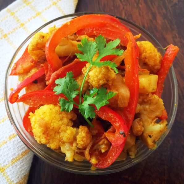 https://www.pontalo.net - गोभी और लाल शिमला मिर्च की सब्ज़ी रेसिपी - Cauliflower And Red Bell Pepper Stir Fry (Recipe In Hindi)