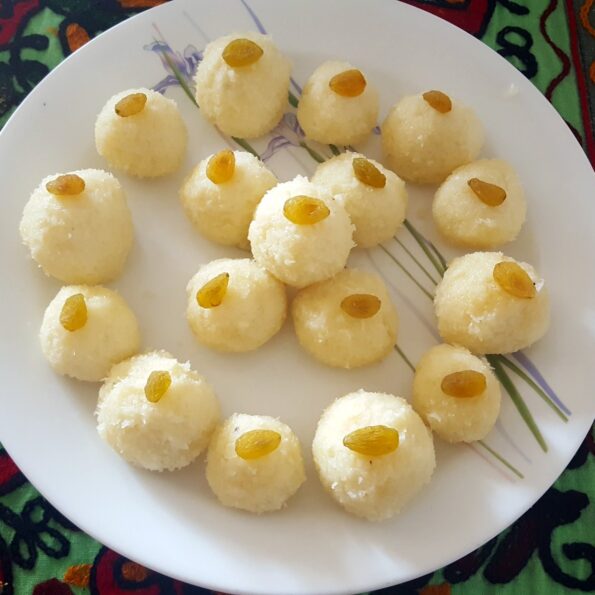 https://www.pontalo.net - Narkel Naru Ladoo Recipe With Grated Coconut