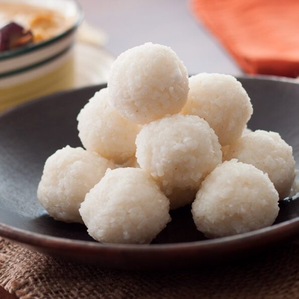 https://www.pontalo.net - Coorg Style Kadumbuttu/Kadambuttu Recipe (Steamed Rice Balls Recipe)