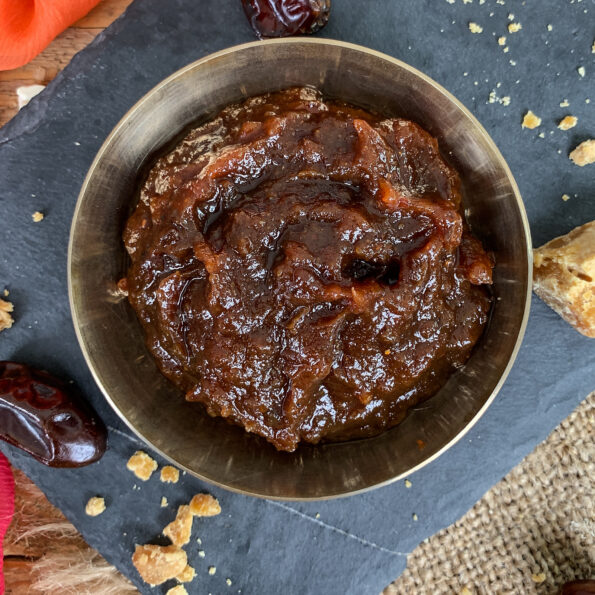 https://www.pontalo.net - Date and Tamarind Chutney Recipe - Khajur Imli Chutney