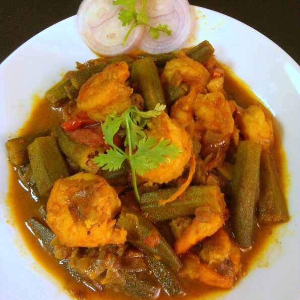 https://www.pontalo.net - Dherosh Chingri Jhol Recipe (Bengali Style Prawn Curry With Ladies Finger)